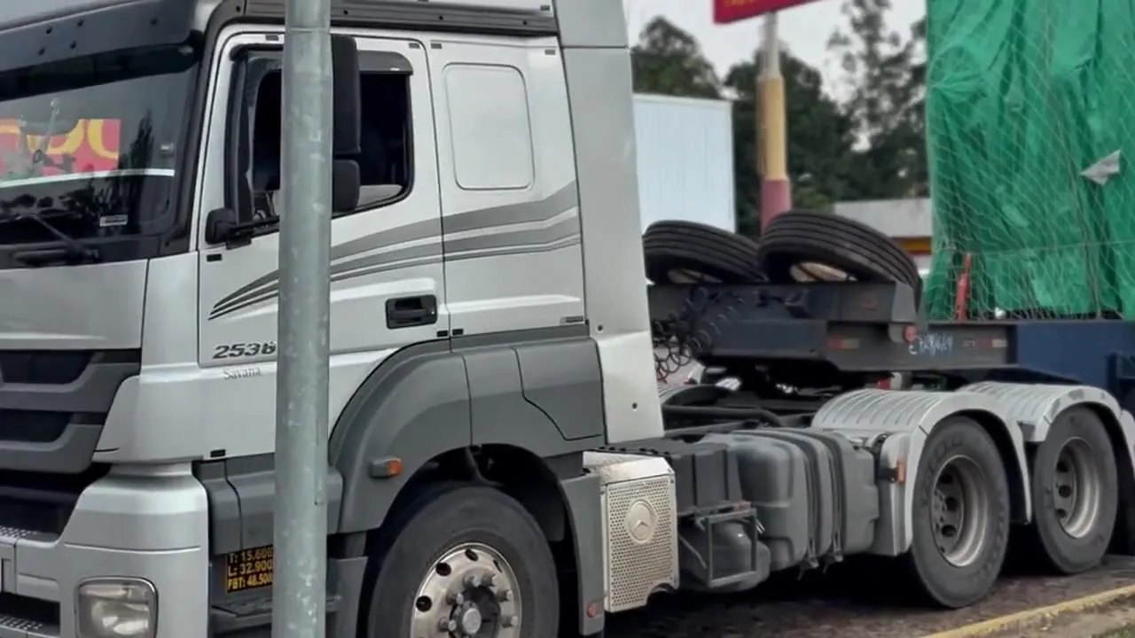 Vídeo: transporte de carga excedente em rodovia