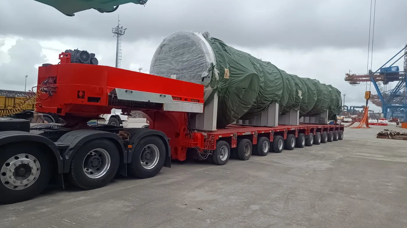 Transporte de carga projeto excedente em prancha